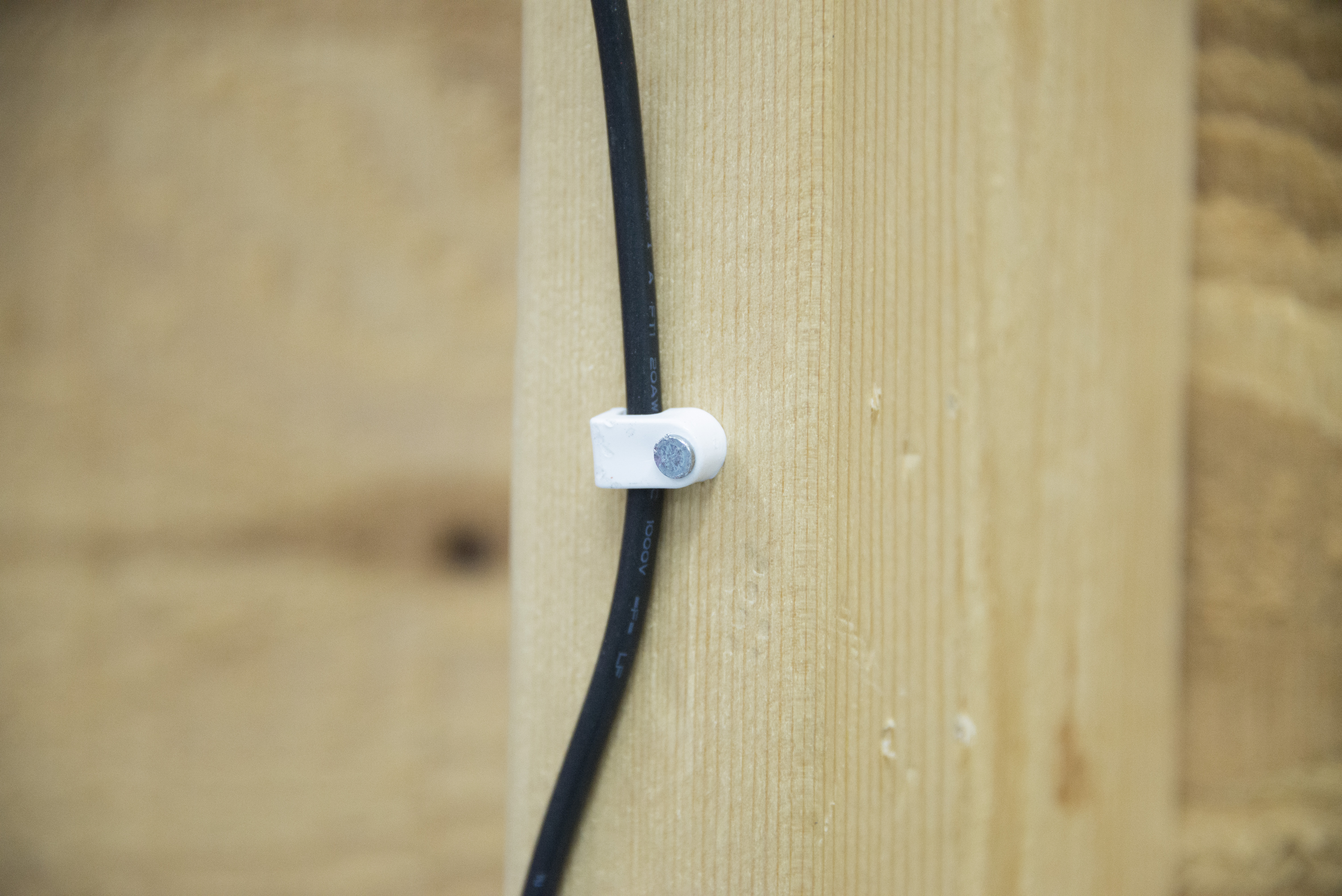 3/16 in (5 mm), Polyethylene Staple, Secures Low Voltage/Bell/Speaker